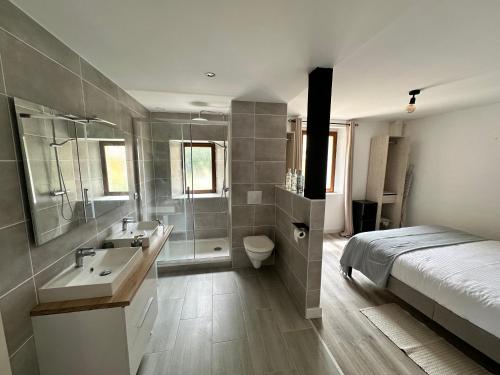 łazienka z łóżkiem, umywalką i toaletą w obiekcie Domaine de la Roche Chabrelle w mieście Saint-Just