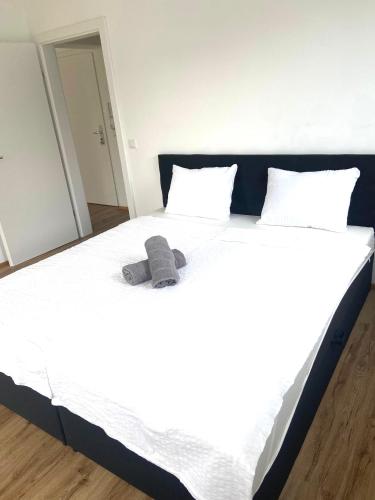 a large white bed with two pillows and two towels at Neubauwohnung Lura 2b - für 5 Personen in Vienna