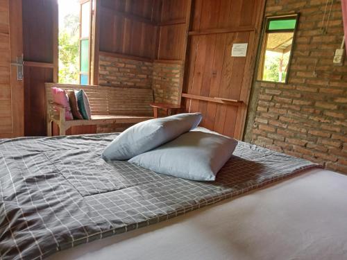 - un lit avec 2 oreillers dans l'établissement Thousand hills ketambe, à Lhokuenam