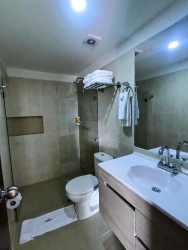 ein Bad mit einem WC und einem Waschbecken in der Unterkunft Apartamentos en el Centro Comercial San Gil Plaza in San Gil