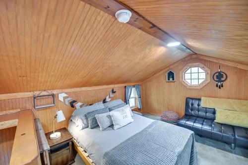 Tempat tidur dalam kamar di Our Lakeside Retreat with Deck on Lake Herrington!