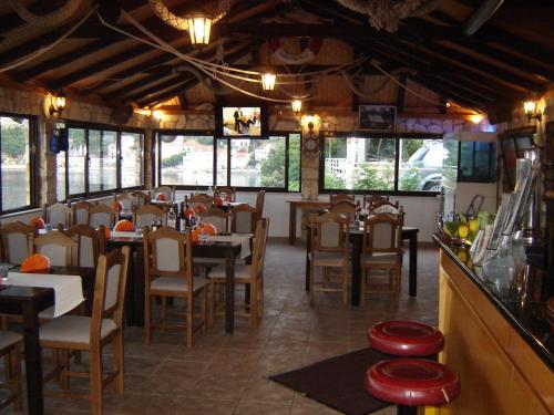 Εστιατόριο ή άλλο μέρος για φαγητό στο Apartments "Villa Mungos" Sobra