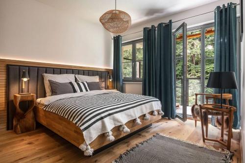Postel nebo postele na pokoji v ubytování Luxury 2 Bedroom Mountain Escape