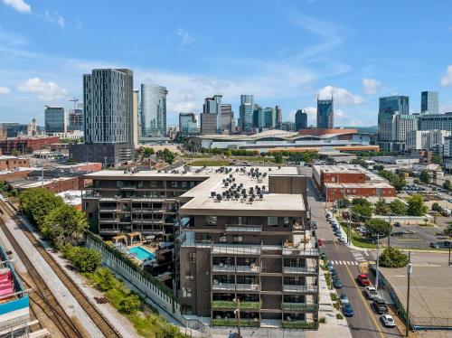 una vista aérea de la ciudad con edificios en Nashville Vibes @Hyve 201 en Nashville