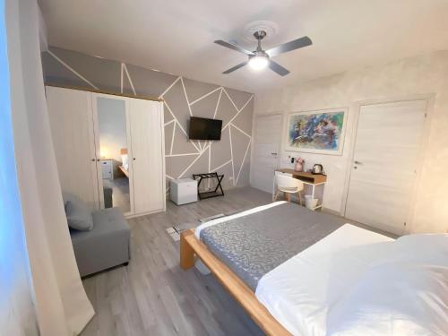 a bedroom with a bed and a ceiling fan at Relais Delta Bed Breakfast in Presa Botner