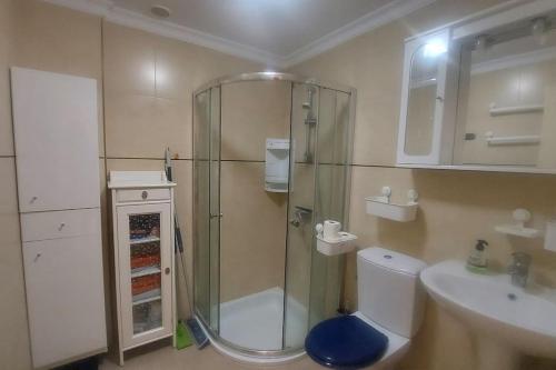 Un baño con ducha, inodoro y lavabo. en Apartment with view, wifi and pool in Arguineguin, en Arguineguín