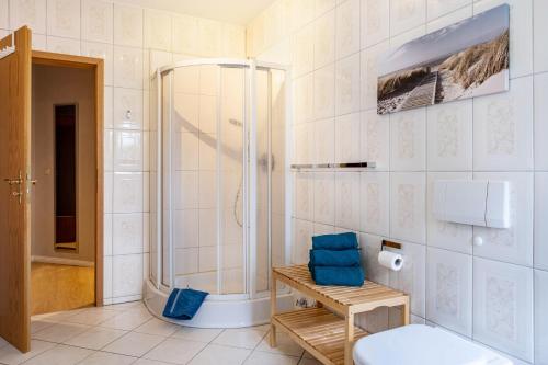 uma casa de banho com um chuveiro e um WC. em Ferienwohnung Heimathafen em Cuxhaven