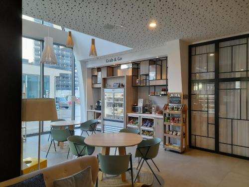 un magasin avec une table et des chaises dans une pièce dans l'établissement Hilton Garden Inn Bordeaux Centre, à Bordeaux