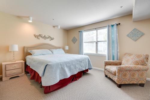 1 dormitorio con 1 cama, 1 silla y 1 ventana en Branson Resort Condo by Lake Taneycomo with Pool! en Branson