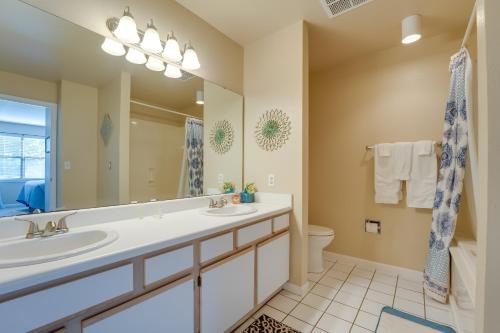 bagno con lavandino, servizi igienici e specchio di Branson Resort Condo by Lake Taneycomo with Pool! a Branson