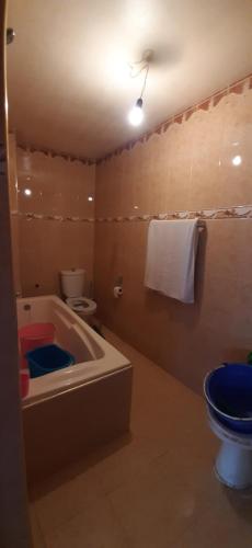 a bathroom with a bath tub and a toilet at Appartement Vu Panoramique sur Plage in Al Hoceïma