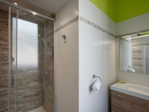 une salle de bain avec douche et lavabo dans l'établissement Mont-Dore - Charmant T2 Bis en Centre avec WIFI, 6 pers - FR-1-608-33, à Le Mont-Dore