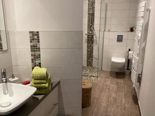 Ένα μπάνιο στο Appartement élégant idéal pour 2 personnes