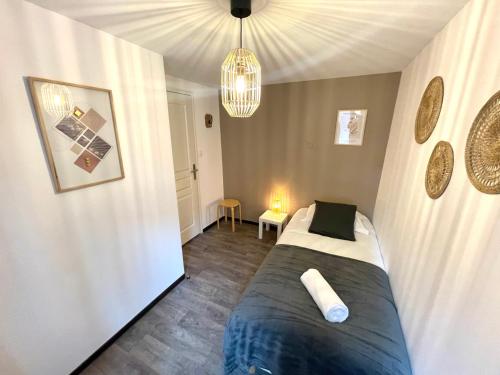 una camera con un letto di Au nid des remparts à Eguisheim a Eguisheim