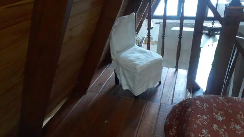 eine Treppe mit einem weißen Bett auf der Treppe in der Unterkunft Ala de Colibri in Ramallo
