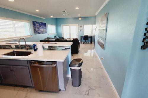 Gallery image of Acapulco - Upstairs Beachview Beauty 50 steps to a private beach! BYOT in Galveston