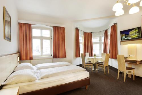 Letto o letti in una camera di Hotel Goldene Krone Innsbruck