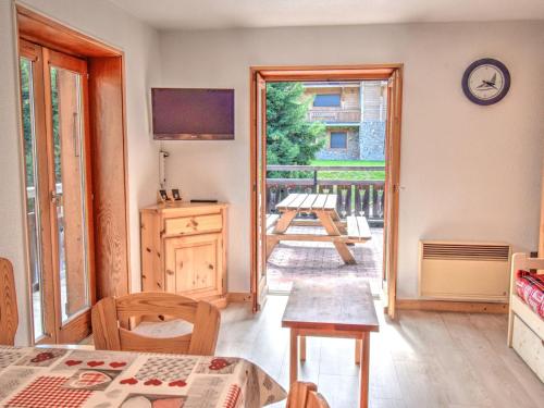 une pièce avec une table et une horloge au mur dans l'établissement Bel appartement rénové proche centre de Morzine avec parking - FR-1-524-57, à Morzine