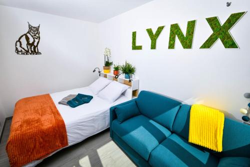 - une chambre avec un lit et un canapé dans l'établissement Lynx, à Pontarlier
