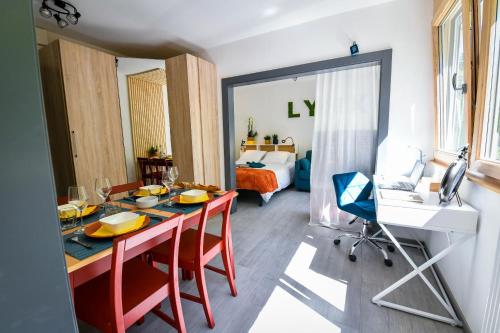 une chambre avec une table à manger et une chambre dans l'établissement Lynx, à Pontarlier