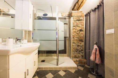 W łazience znajduje się prysznic i umywalka. w obiekcie Appartamento La Città Vecchia w Genui