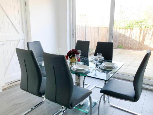 a dining room with a glass table and chairs at De Montfort House in London