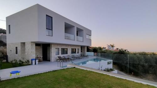 uma casa com uma piscina e um quintal em Cream Cozy Getaway - 3 Pearls Pool Retreat em Dhémbla