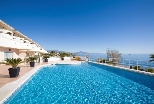 Swimmingpoolen hos eller tæt på Immaculate 3-Bed Penthouse- Stunning Views