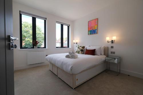 Ένα ή περισσότερα κρεβάτια σε δωμάτιο στο Stunning Acton Apartment With Balcony