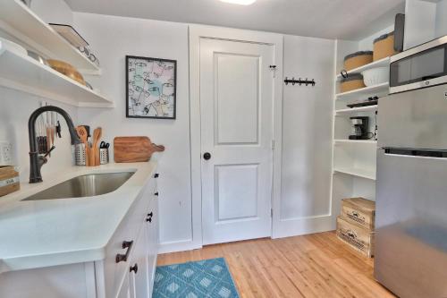 Dapur atau dapur kecil di The Driftwoods - Orange Tiny House