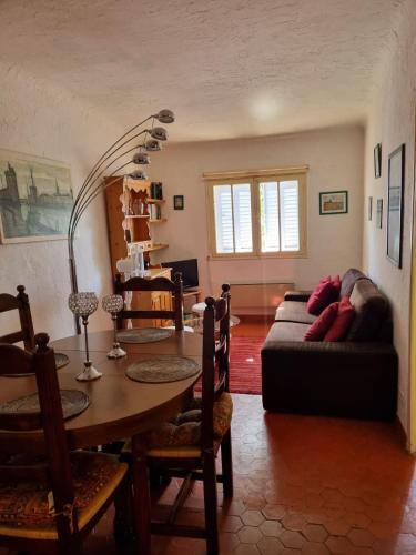 un salon avec une table et un canapé dans l'établissement Petit nid cosy typiquement provençal, à Villecroze