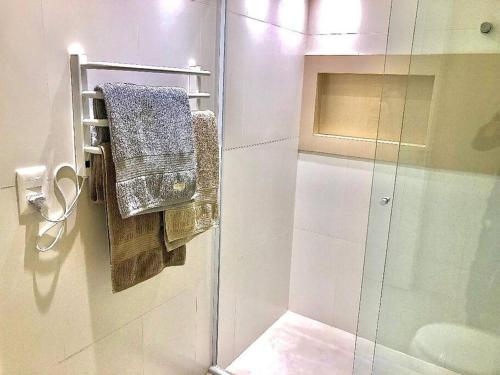 Un baño de Gramado Centro ao lado das compras e Rua Coberta Vita