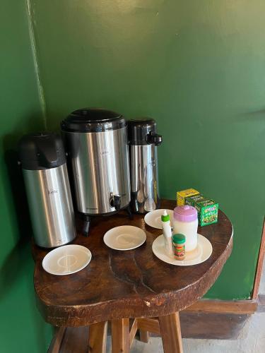 Kemudahan buat kopi dan teh di Local Hostel Novo Airão