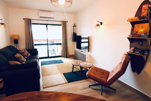 een woonkamer met een bank en een stoel bij Vilamoura 2 Bedroom with Pool - Na Casa De Pascal in Vilamoura