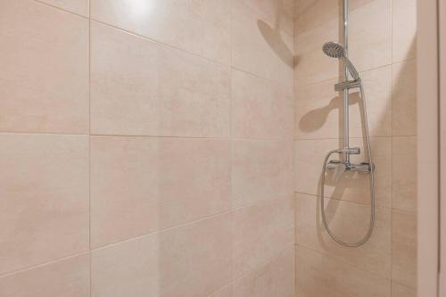 uma casa de banho com uma cabeça de chuveiro em Urban Elegance Apartment em Almada