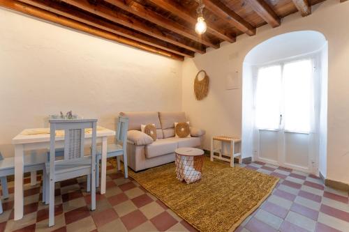 - un salon avec un canapé et une table dans l'établissement La Casita Beneroso, à Alcalá de los Gazules