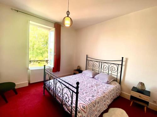 sypialnia z łóżkiem i oknem w obiekcie Demeure St Martin w mieście Vierzon