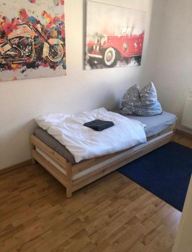Cama en habitación con sofá cama en RB Unterkünfte II, en Wolmirstedt