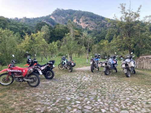eine Gruppe von Motorrädern, die auf einer felsigen Straße geparkt sind in der Unterkunft Casa COLT DE RAI in Brezoi