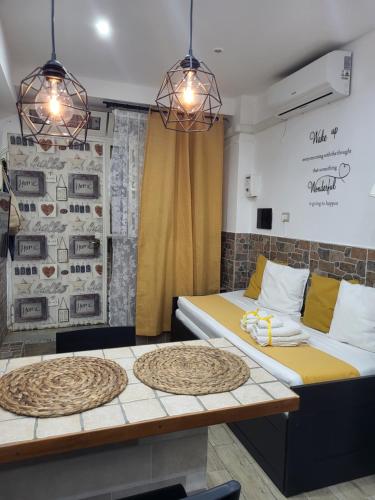 - 2 lits dans une chambre avec des lumières sur le mur dans l'établissement Casa Bella mbriana, à Naples