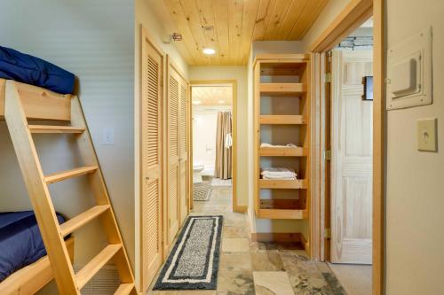 Habitación pequeña con literas y pasillo. en Ski-InandOut Oversized Aspen Studio with Pool and Hot Tub, en Snowmass Village