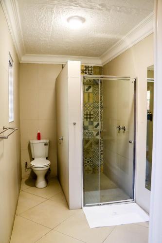 Bilik mandi di Windhoek Gardens Boutique Hotel