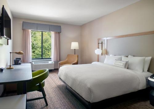 um quarto de hotel com uma cama e uma secretária em Fairfield Inn & Suites by Marriott Asheville Airport/Fletcher em Fletcher