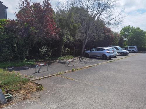- un parking avec des voitures garées sur le côté d'une rue dans l'établissement Agréable T1 bis en bord de Loire, à Blois