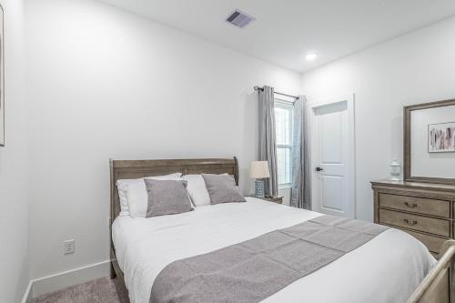Кровать или кровати в номере Luxury Haven near Dwtn, Med CTR, with Fast Free WiFi, Parking