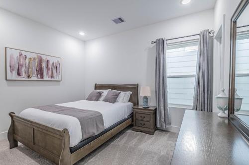 Кровать или кровати в номере Luxury Haven near Dwtn, Med CTR, with Fast Free WiFi, Parking