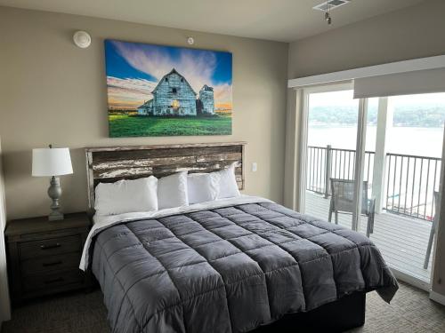 a bedroom with a large bed with a painting on the wall at Luckys Lodge in Lodi