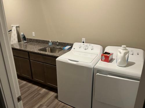 a kitchen with a white washer and a sink at Luckys Lodge in Lodi