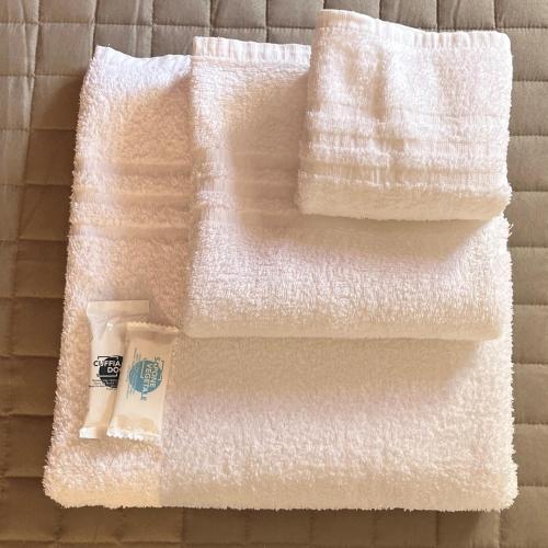 a pile of white towels sitting on a wall at B&B NoveUnoNoveQuattro in Apollosa