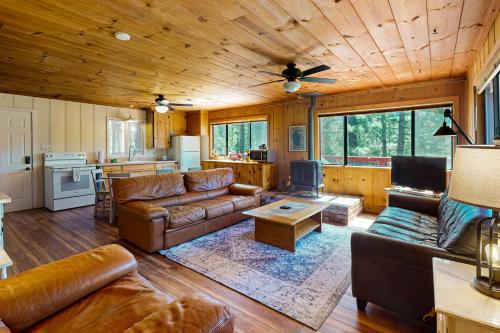 a living room with leather furniture and a kitchen at Cozy Seclusion in South Lake Tahoe